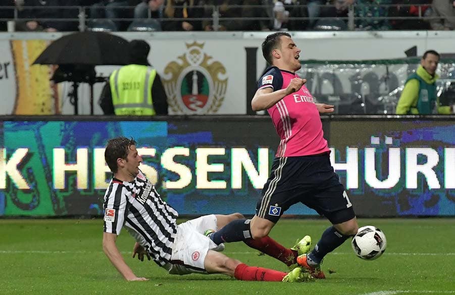 Vielleicht die Szene des Spiels: Kostic wird nach einer Stunde von Abraham gefoult, doch der fällige Elfmeterpfiff blieb aus.
