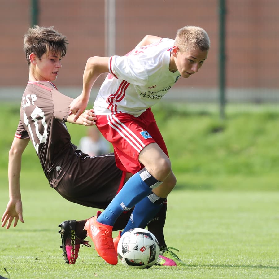 Valentin Brandis schirmt den Ball ab.