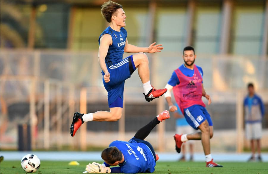 Go Sakai springt im Training über einen am Boden liegenden Spieler.