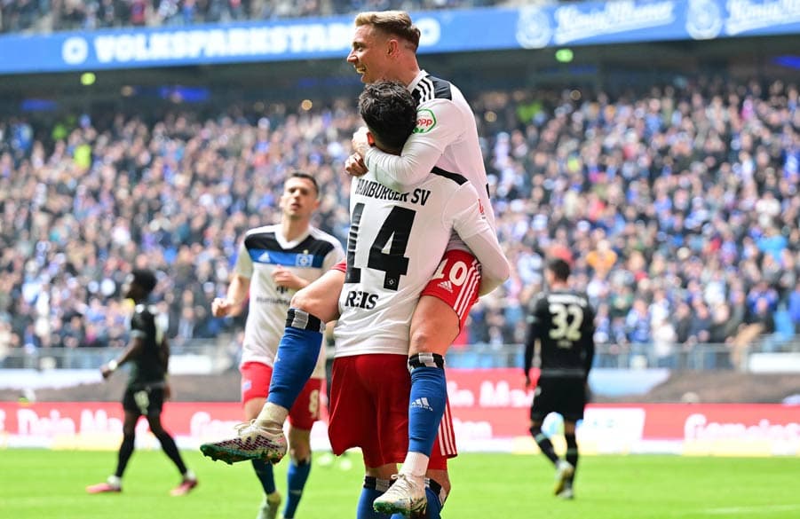 In die Arme: Sonny Kittel bedankt sich bei Vorlagengeber Ludovit Reis.