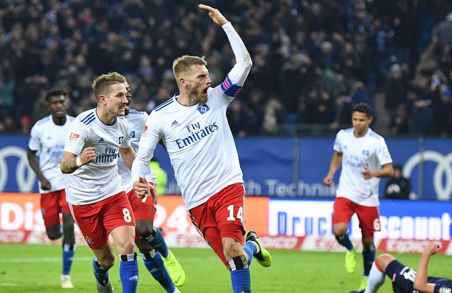 Aaron Hunt jubelt mit ausgestreckter Faust nach einem Tor.