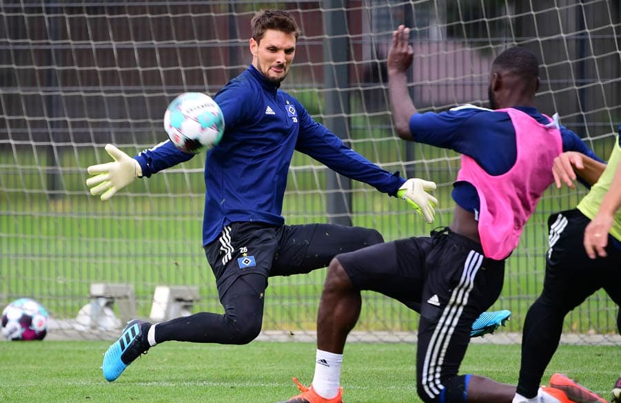 Erstes Training in geliehenen Schuhen: Ulreich hält den Ball von Ambrosius. 