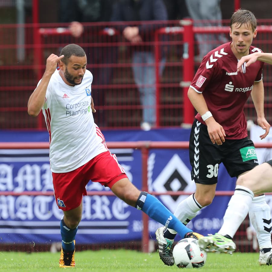 Ashton Götz von der U21 im Zweikampf.