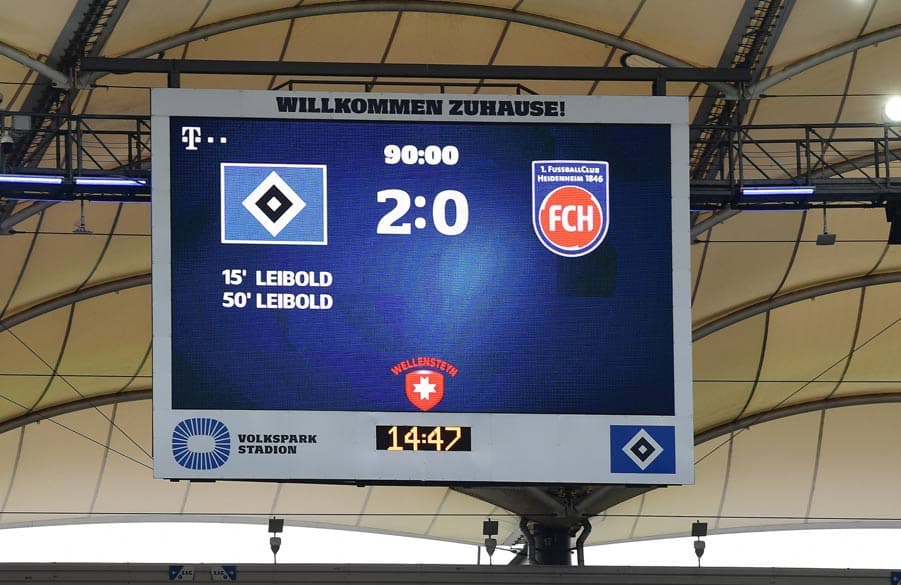 Die Anzeigentafel im Volksparkstadion zeigt zwei Tore von Tim Leibold.