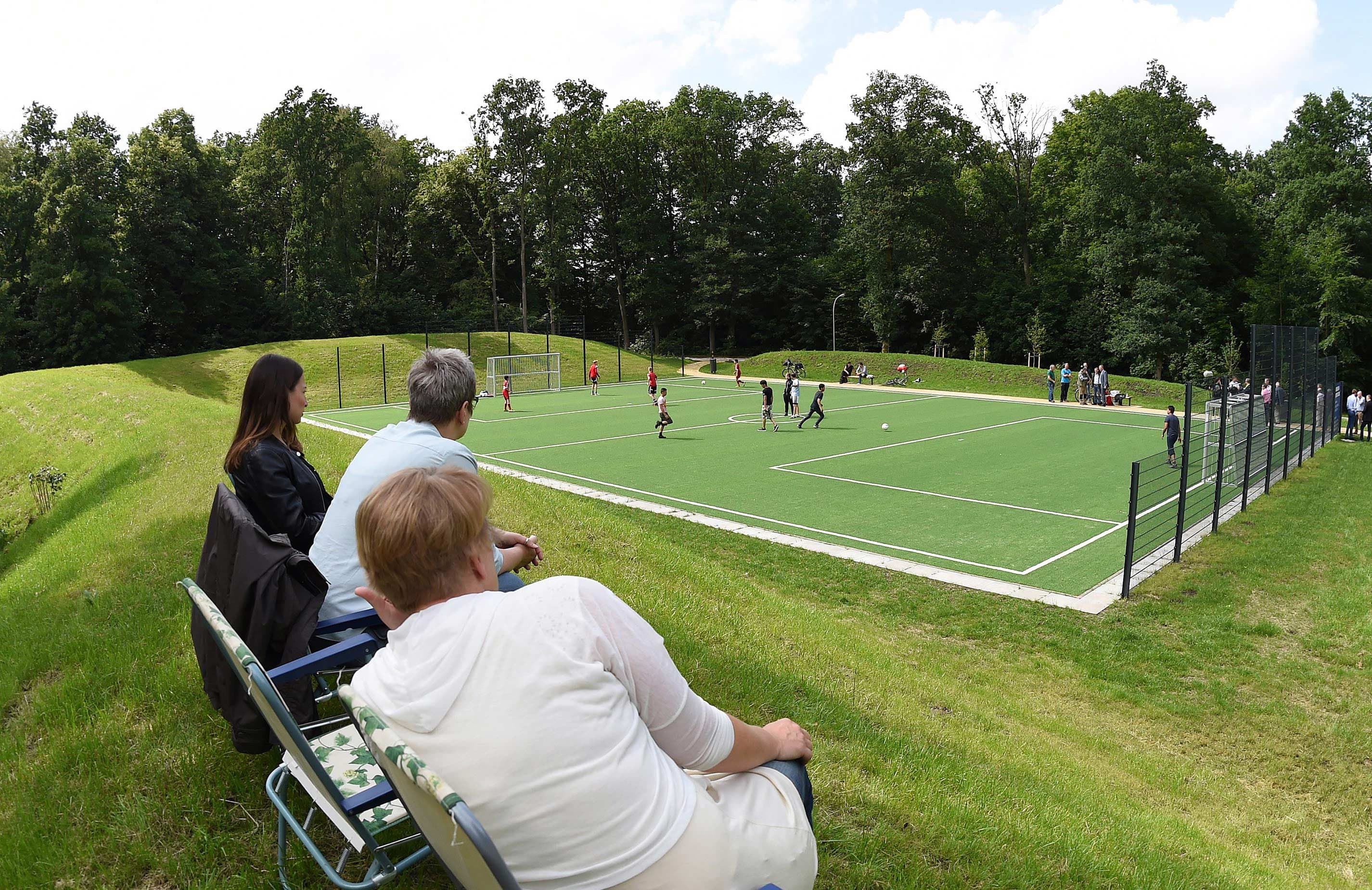 Auf dem neuen Jedermann-Sportplatz am Volksparkstadion findet das Eröffnungsspiel statt.