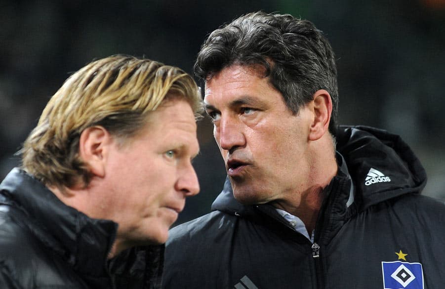 Markus Gisdol und Jens Todt reden miteinander.