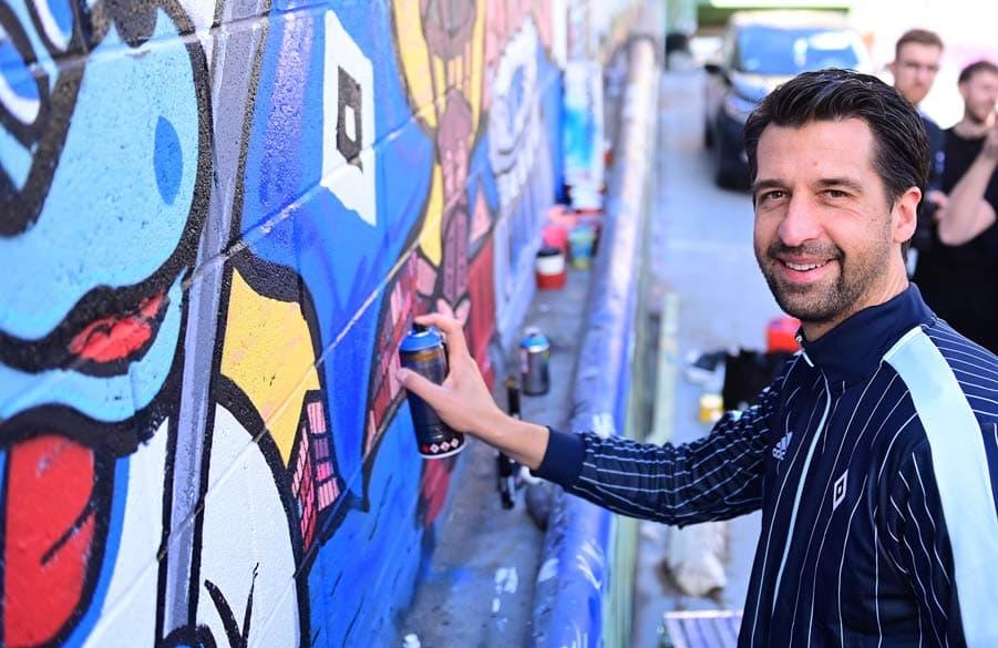 Bleibender Fußabdruck: Jonas Boldt beim letzten Feinschliff des HSV-Graffitis in Los Angeles.