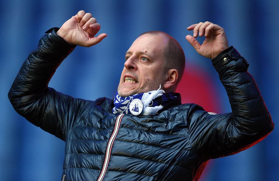 Lotto King Karl fiebert am Spielfeldrand mit.