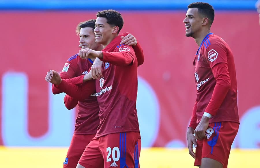 Gefeierter Mann: Andras Nemeth traf kurz nach seiner Einwechslung zum entscheidenden 2:0, durfte sich dafür von den Kollegen herzen lassen und freute sich anschließend über "die vielen good Vibes".