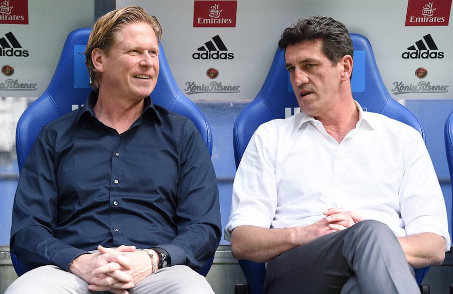 Jens Todt und Markus Gisdol sitzen auf der Trainerbank.