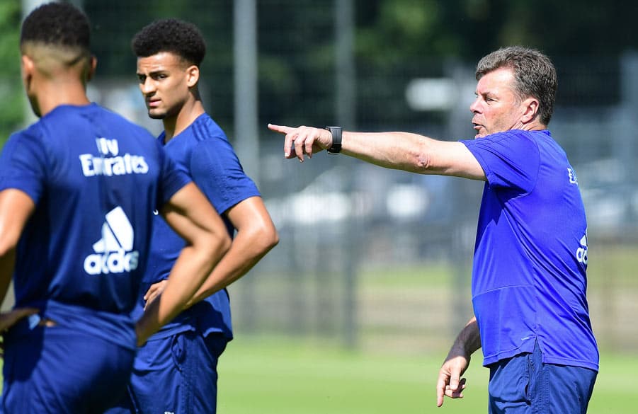 Dieter Hecking mit einer Geste im Training.