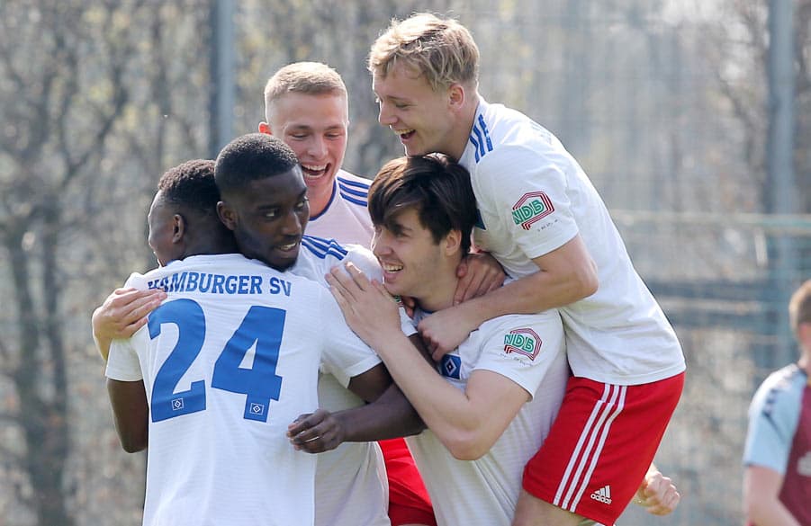 Patric Pfeiffer erzielte mit seinem ersten Saisontreffer das 1:0. Die Mitspieler bejubeln es ausgiebig.