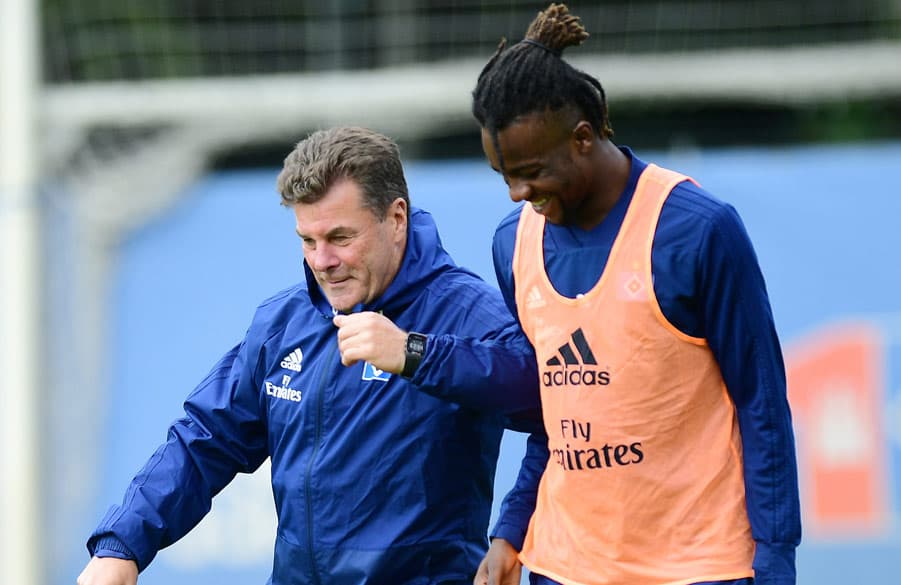 Dieter Hecking rempelt Gideon Jung auf dem Trainingsplatz an.