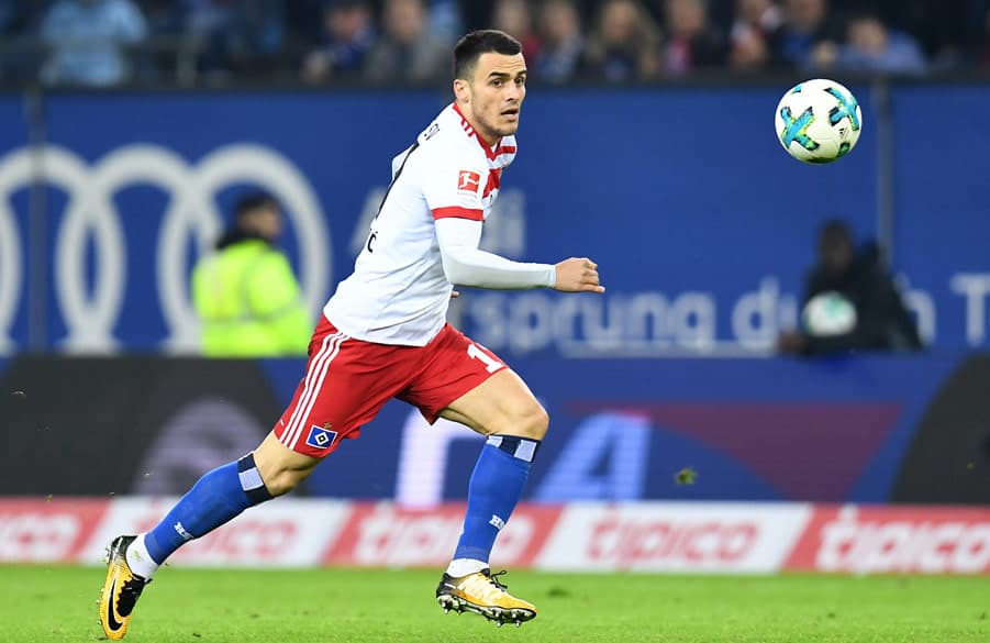 Kostic jagt dem Ball auf dem Rasen hinterher.