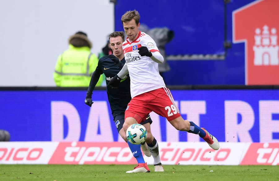 Matti Steinmann spielt bedrängt von einem Herthaner den Ball.