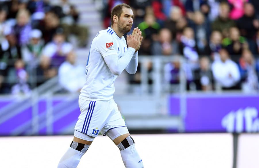 Pierre-Michel Lasogga enttäuscht auf dem Spielfeld.
