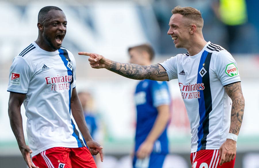 Sonny Kittel und David Kinsombi feiern den 2:0-Treffer auf dem Platz.