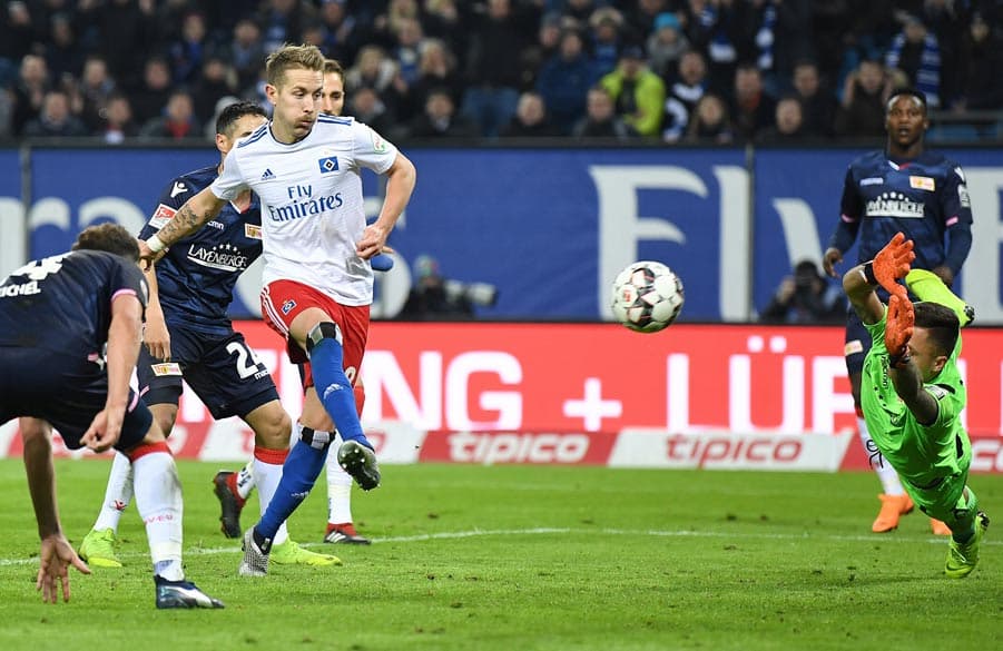 Lewis Holtby schießt den Ball zum 2:1 gegen Union Berlin ins Tor.