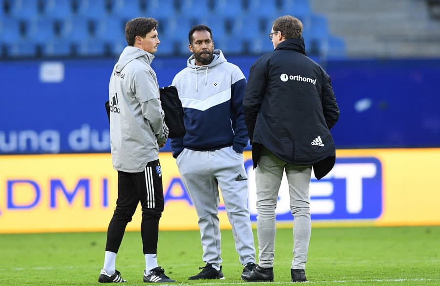 Sportdirektor Michael Mutzel steht im permanenten Austausch mit dem Trainerteam um Chefcoach Daniel Thioune und Assistenztrainer Merlin Polzin. 