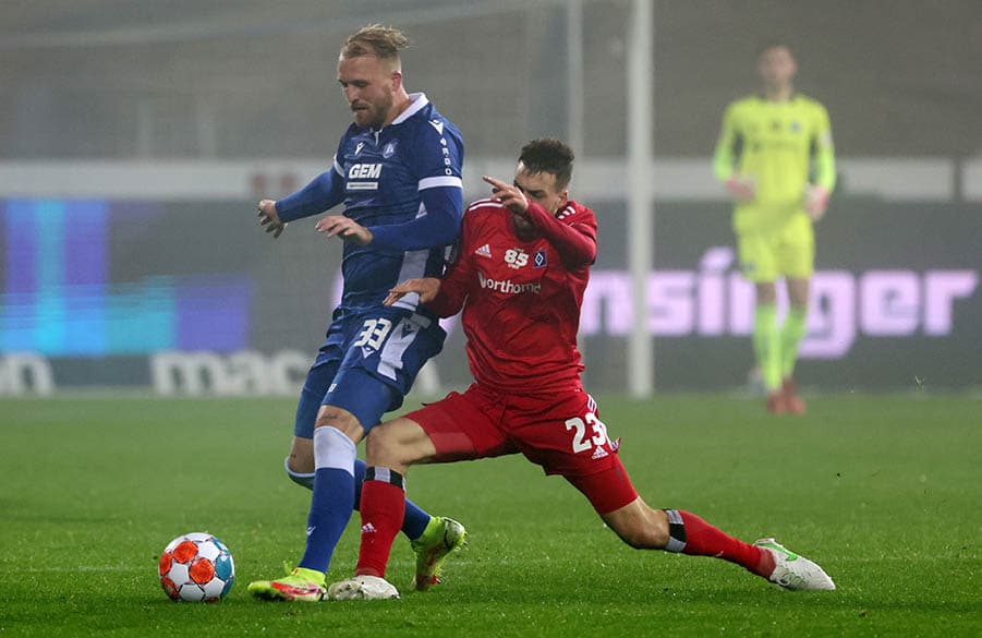 Auch dieses Mal im Fokus der Verteidigung: KSC-Torjäger Philipp Hofmann (zwölf Ligatore).