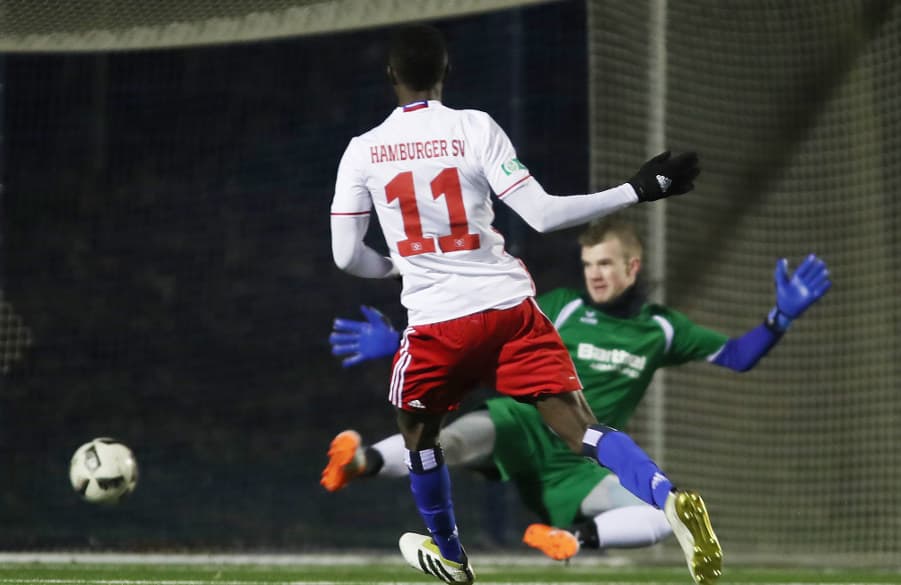 Aaron Opoku schaut seinem Ball nach, der im Tor von Altona 93 einschlägt.