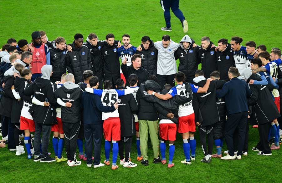 HSV-Coach Merlin Polzin trommelte unmittelbar nach dem Spiel seine Mannschaft zusammen, sprach ihr im gemeinsamen Kreis Mut zu und machte das Team direkt wieder heiß auf die nächste Aufgabe: den DFB-Pokal.