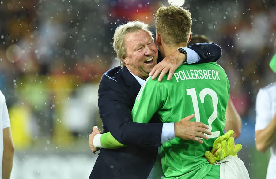 Horst Hrubesch, damals in Funktion des DFB-Sportdirektors, herzt Torhüter Julian Pollersbeck nach dem Gewinn der U21-Europameisterschaft 2017 in Polen.