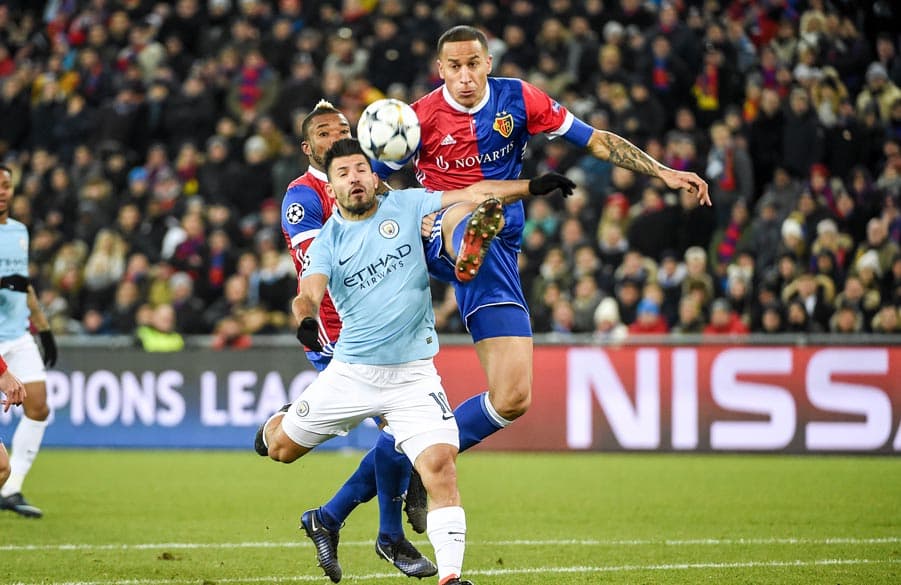 HSV-Neuzugang Léo Lacroix kämpft mit Sergio Aguero um den Ball.