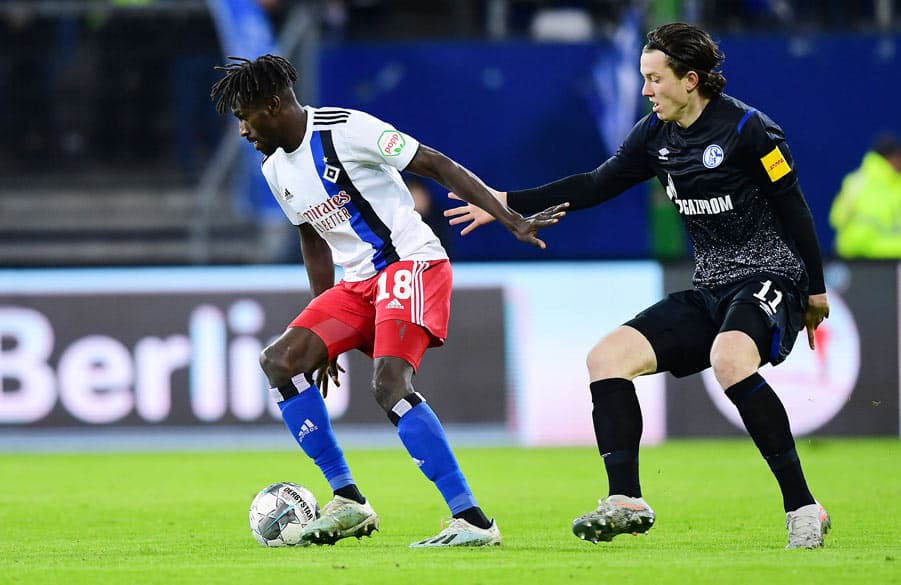 Jatta schirmt gegen Gregoritsch den Ball ab