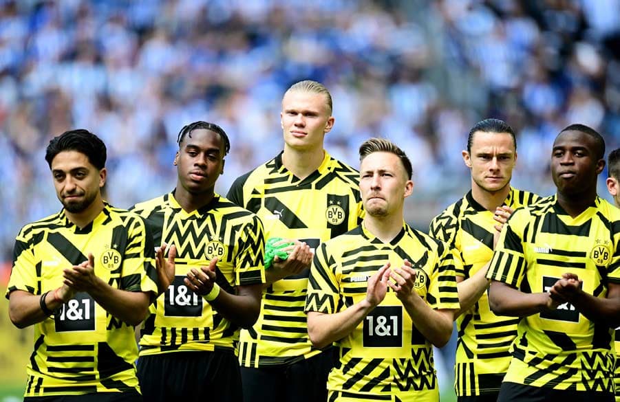 Pherai (l.) im BVB-Trikot anno 2022 neben seinen alten Mannschaftskameraden Bynoe-Gittens, Haaland, Passlack, Schulz und Moukoko.