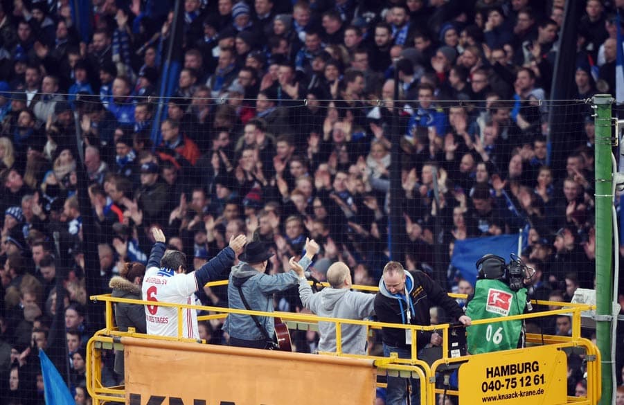 Lotto King Karl steht auf dem Kran vor der Nordtribüne.