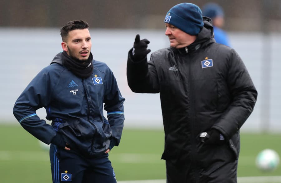 Arianit Ferati (links) lauscht aufmerksam den Worten von U21-Trainer Christian Titz.