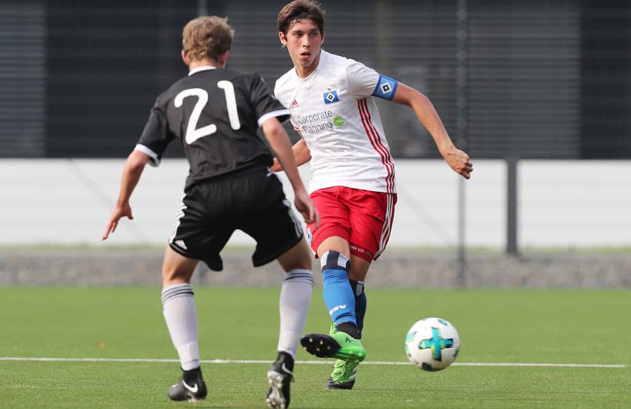 Emanuel Mirchev (r.) soll als defensiver Mittelfeldspieler das Spiel koordinieren.