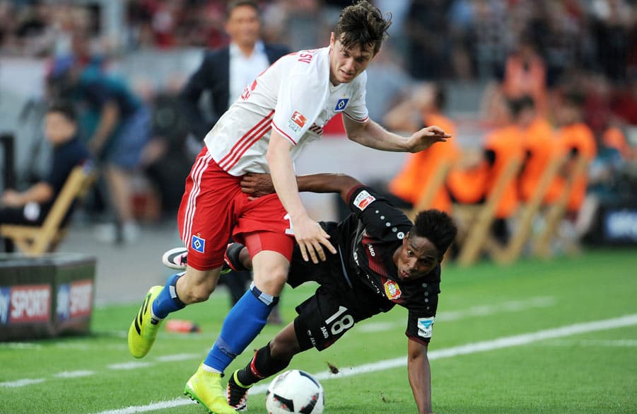 Michael Gregoritsch im Zweikampf mit Wendell.