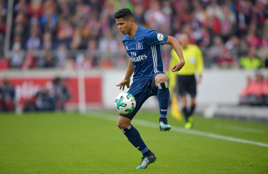 Douglas Santos nimmt den Ball an.