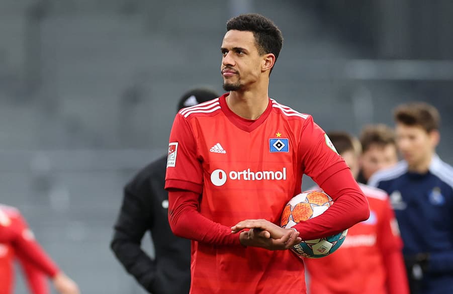 Der Ball aus dem Darmstadt-Spiel hat mittlerweile den Weg in die Erinnerungskiste von Robert Glatzel gefunden.