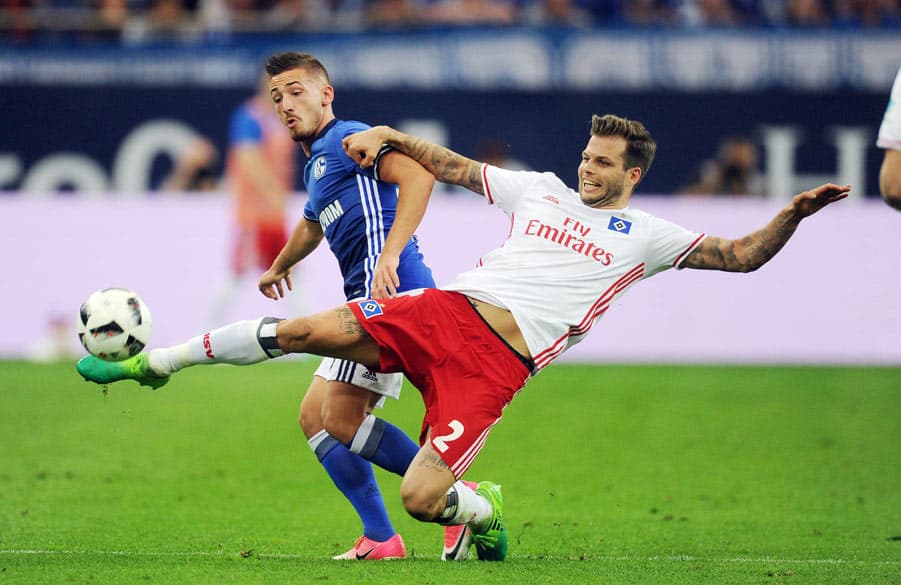 Dennis Diekmeier im Zweikampf auf Schalke.
