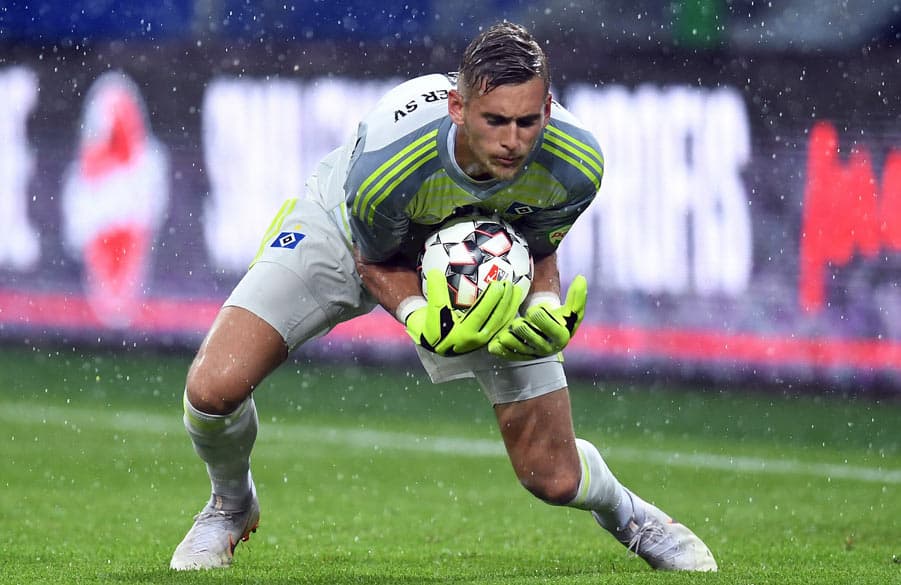 Julian Pollersbeck vergräbt den Ball in seinen Armen.