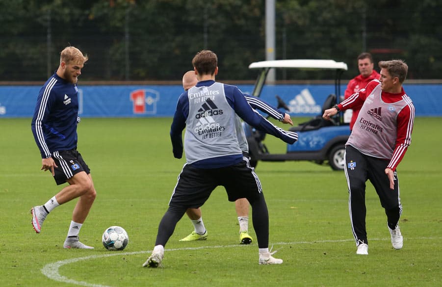 Timo Letschert spielt einen Pass im Training.