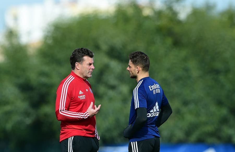 Tim Leibold redet mit Dieter Hecking.