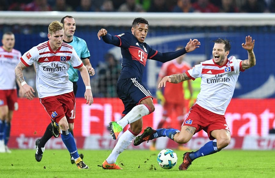 Dennis Diekmeier fällt im Zweikampf mit Corentin Tolisso mit schmerzverzerrtem Gesicht zu Boden.