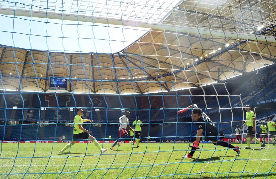 Die Entscheidung: David Kinsombi ist im Zentrum eingelaufen und vollstreckt zum zweiten Mal eine Kittel-Hereingabe zum 3:2-Siegtreffer.