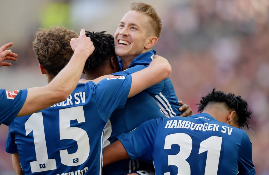 Lewis Holtby feiert mit seinen Teamkollegen seinen Treffer.