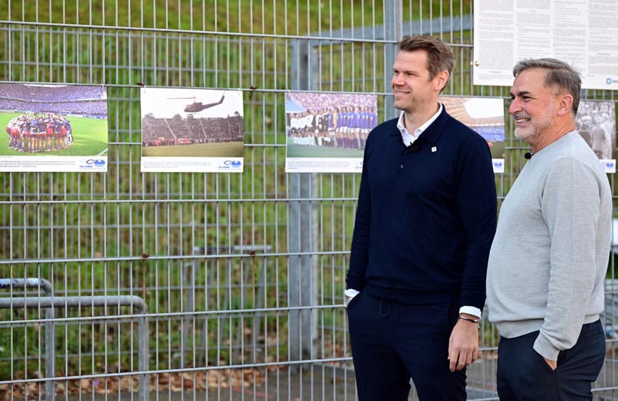 Die Vorstände Stefan Kuntz (re.) und Eric Huwer schauen sich die Fotos der Ausstellung an und schwelgen in Erinnerungen.