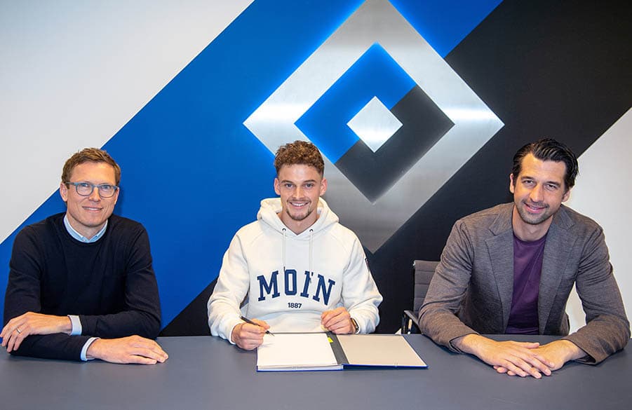 Sportdirektor Michael Mutzel, Defensivspezialist Moritz Heyer und Vorstand Jonas Boldt (v.l.) bei der Vertragsunterschrift im Volksparkstadion.
