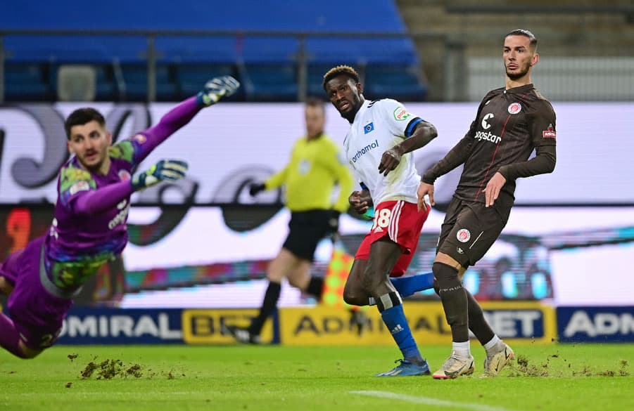 Der Siegtreffer: Bakery Jatta ist nach einem Kittel-Traumpass nicht zu stoppen und zieht aus vollem Lauf ab, Keeper Vasily bleibt nur das Nachsehen. Traumtor!