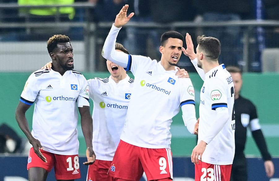 Umjubelter Doppel-Torschütze: Robert Glatzel mit Vorlagengeber Bakery Jatta.