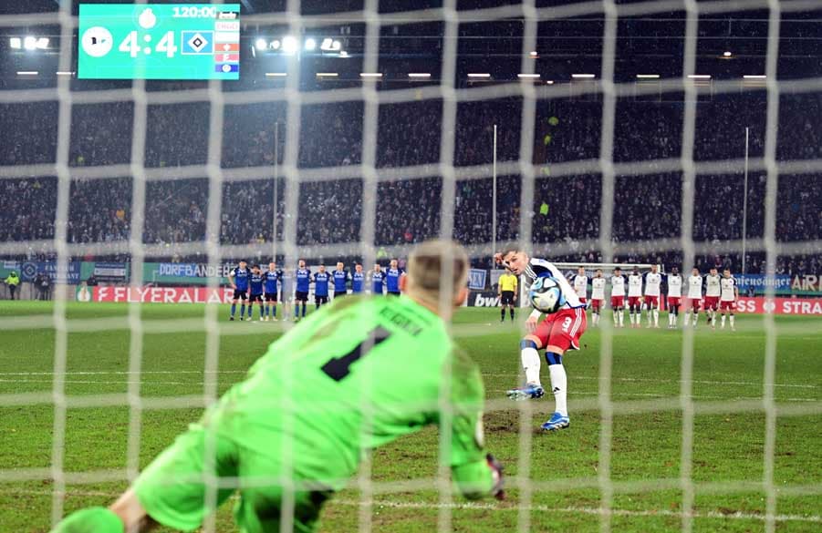 Sicher vom Punkt: Auch bei seinem letzten DFB-Pokal-Einsatz in Bielefeld verließ Heyer als Sieger den Platz.