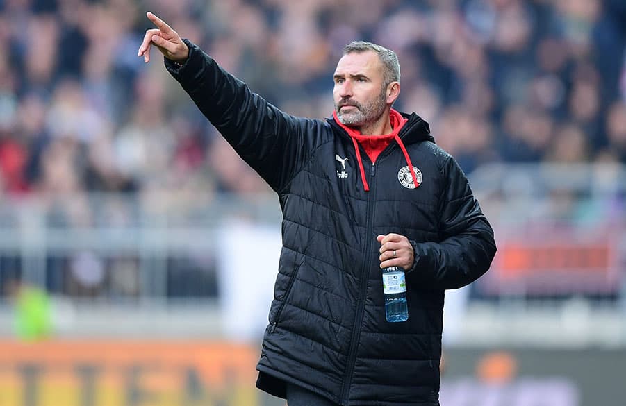 Erste Profistation: Zur Saison 2018/19 wechselte Tim Walter als Cheftrainer zum Zweitligisten Holstein Kiel. Mit den Kieler „Störchen“ schloss er die Saison auf Platz 6 ab.