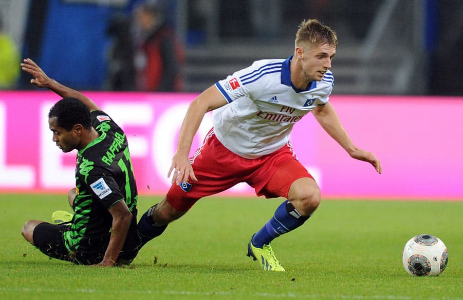 Lasse Sobiech im HSV-Trikot im Zweikampf gegen Raffael.